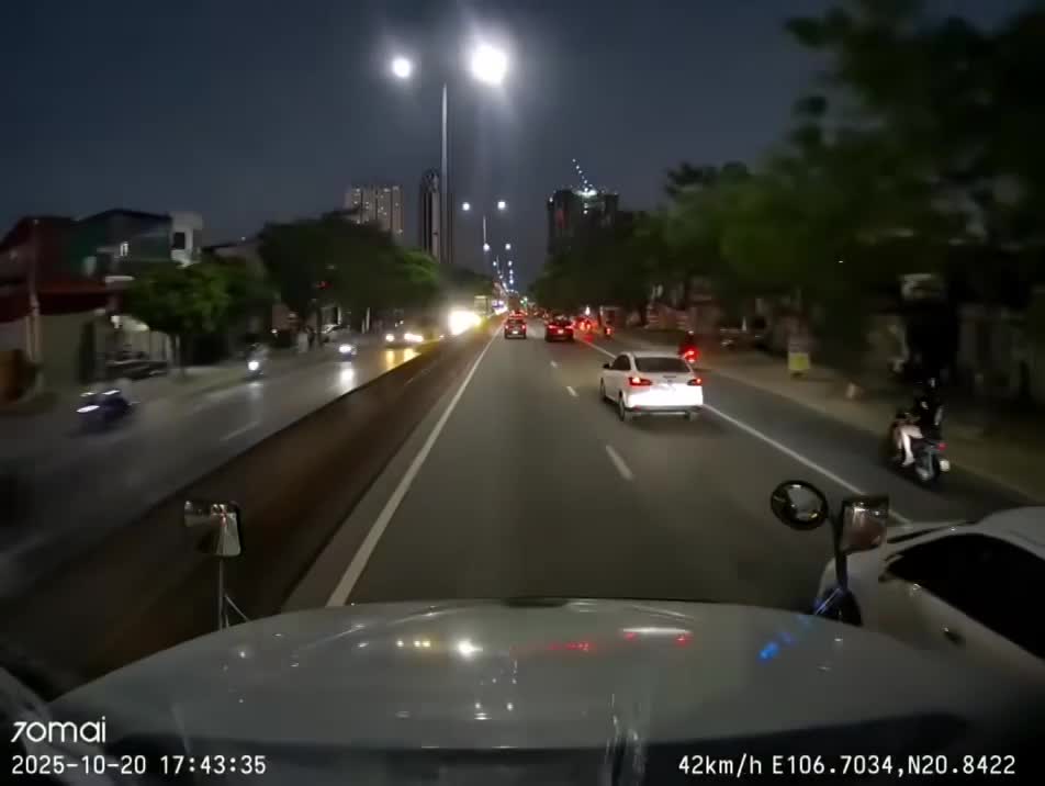 Cố vượt khi không đủ điều kiện cho phép, ô tô con bị container tông trúng, xoay ngang xe