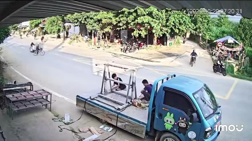 Xe đạp sang đường không quan sát, bị xe máy chạy cùng chiều tông trúng và hất tung