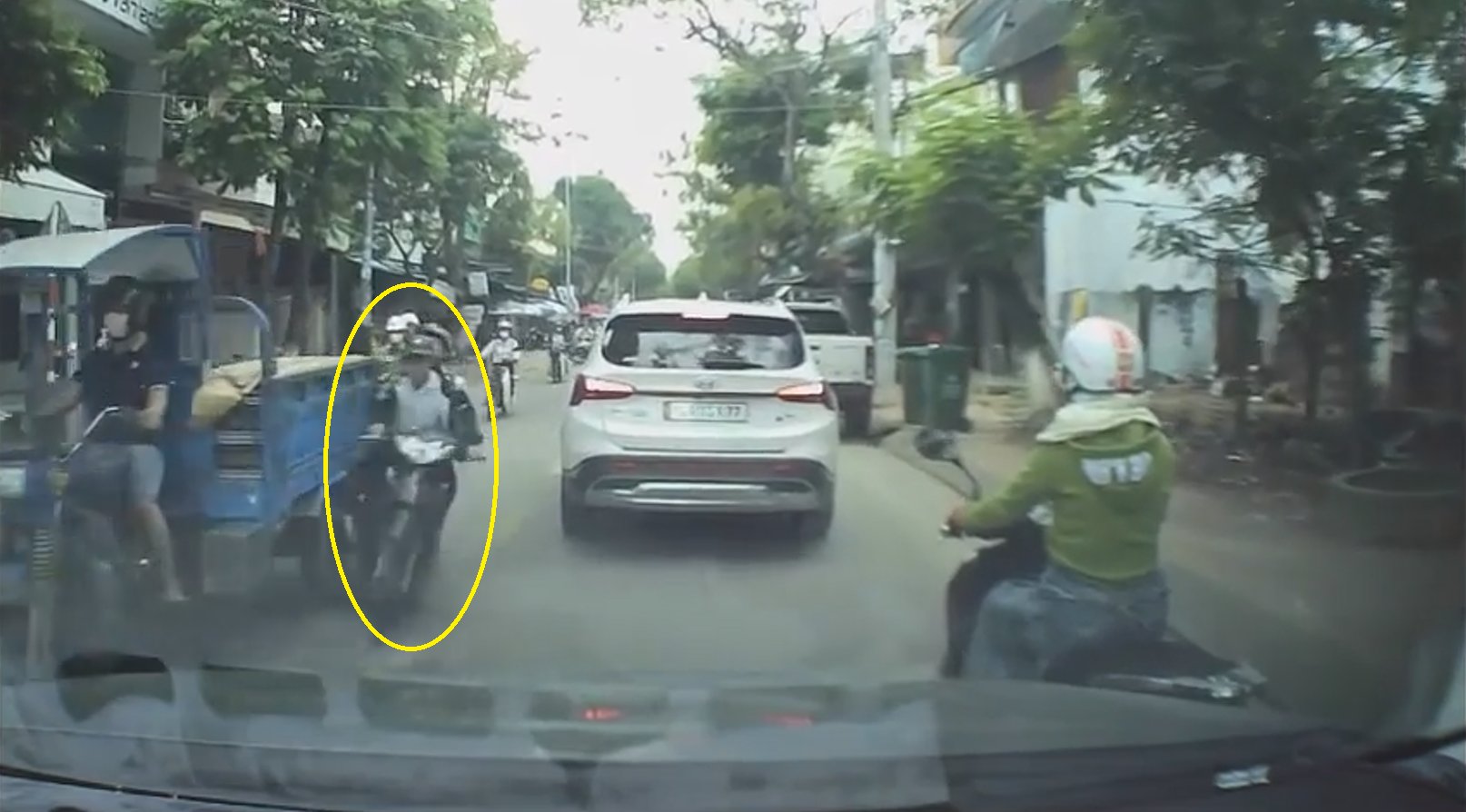 Thanh niên điều khiển xe máy liều mình lách qua xe ba gác và xe ô tô, rồi nhận cái kết đắng