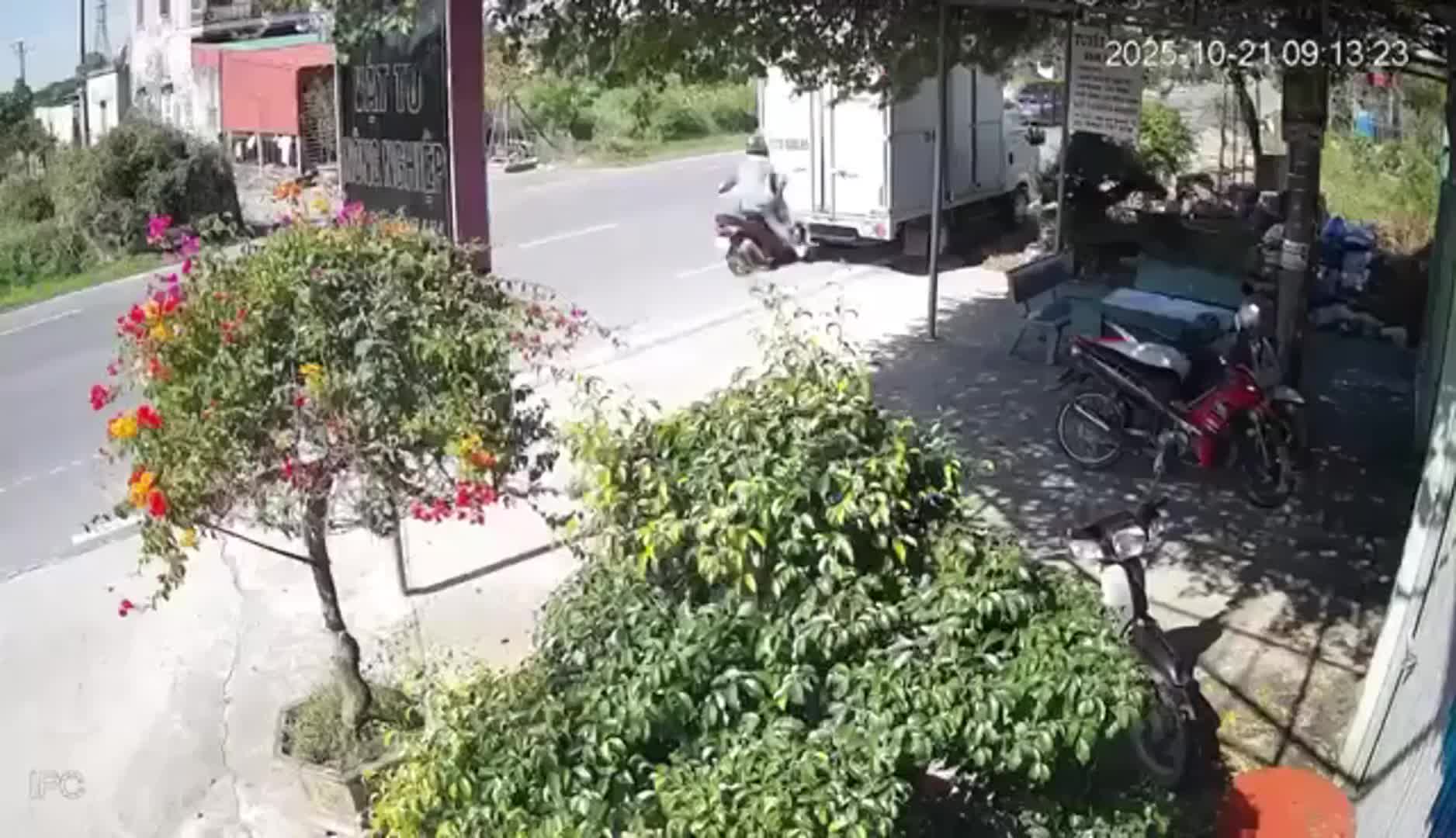 Đâm vào đuôi xe tải đang dừng đỗ bên đường, một thanh niên tử vong tại chỗ