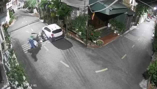 Nhân viên vệ sinh môi trường điều khiển xe rác nặng xuống dốc, đâm sầm vào ô tô đỗ bên đường