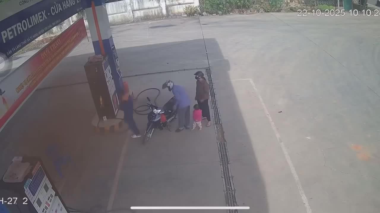 Người đàn ông... bỏ quên vợ mình ở cây xăng