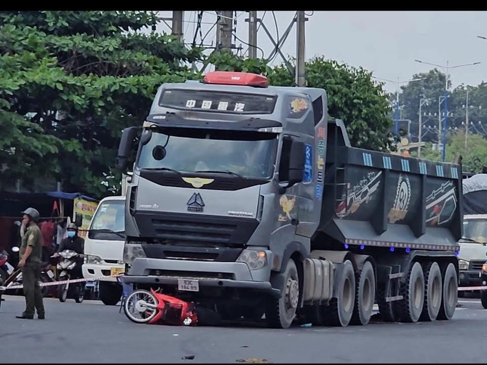 Người đi xe máy tử vong sau va chạm với xe tải