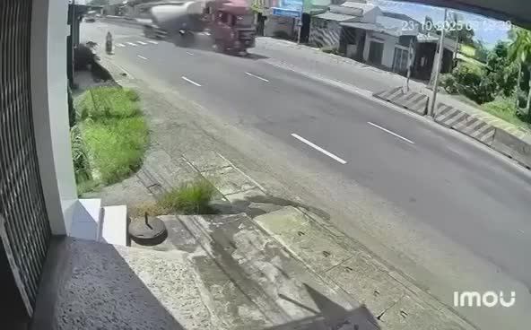 Va chạm giữa xe máy và xe tải khiến một người tử vong