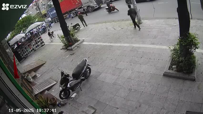 Container tăng tốc bất ngờ khiến 1 học sinh tử vong thương tâm tại Bắc Ninh