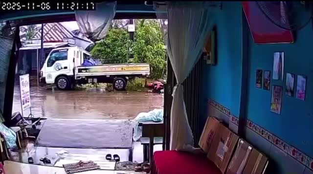 Xe máy phóng nhanh trong trời mưa khuất tầm nhìn, tông vào đuôi xe tải đang đỗ ven đường