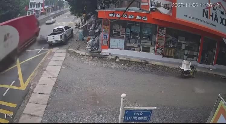 Tông vào đuôi xe bán tải rồi ngã ra đường đúng lúc xe bồn đi tới, người lái xe máy bị cán tử vong