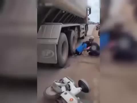 Hiện trường sau tai nạn nghiêm trọng tại Đồng Nai khiến hai em học sinh bị xe container cán qua