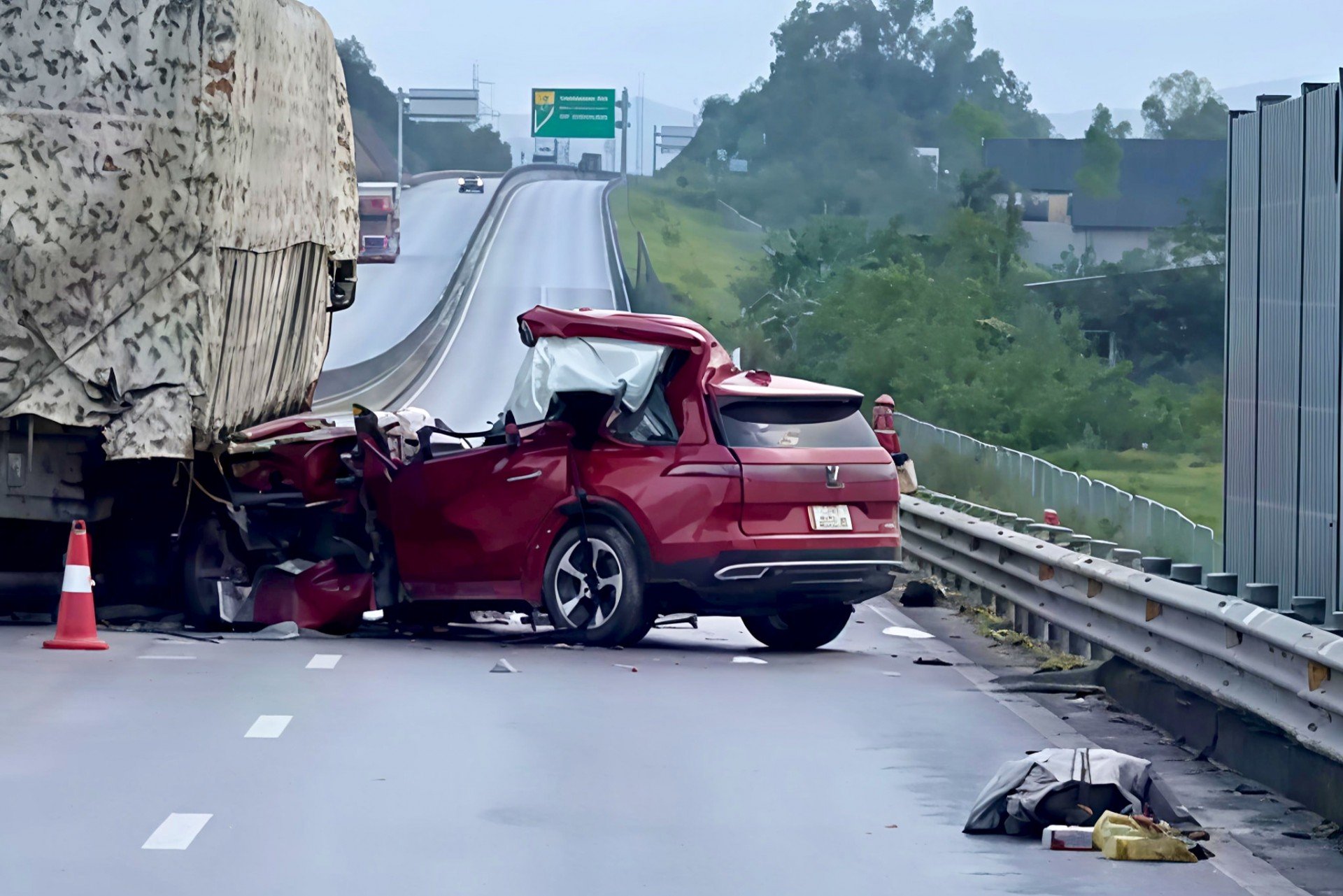 Hiện trường tai nạn VinFast VF 9 tông đuôi xe tải trên cao tốc Nghi Sơn - Diễn Châu