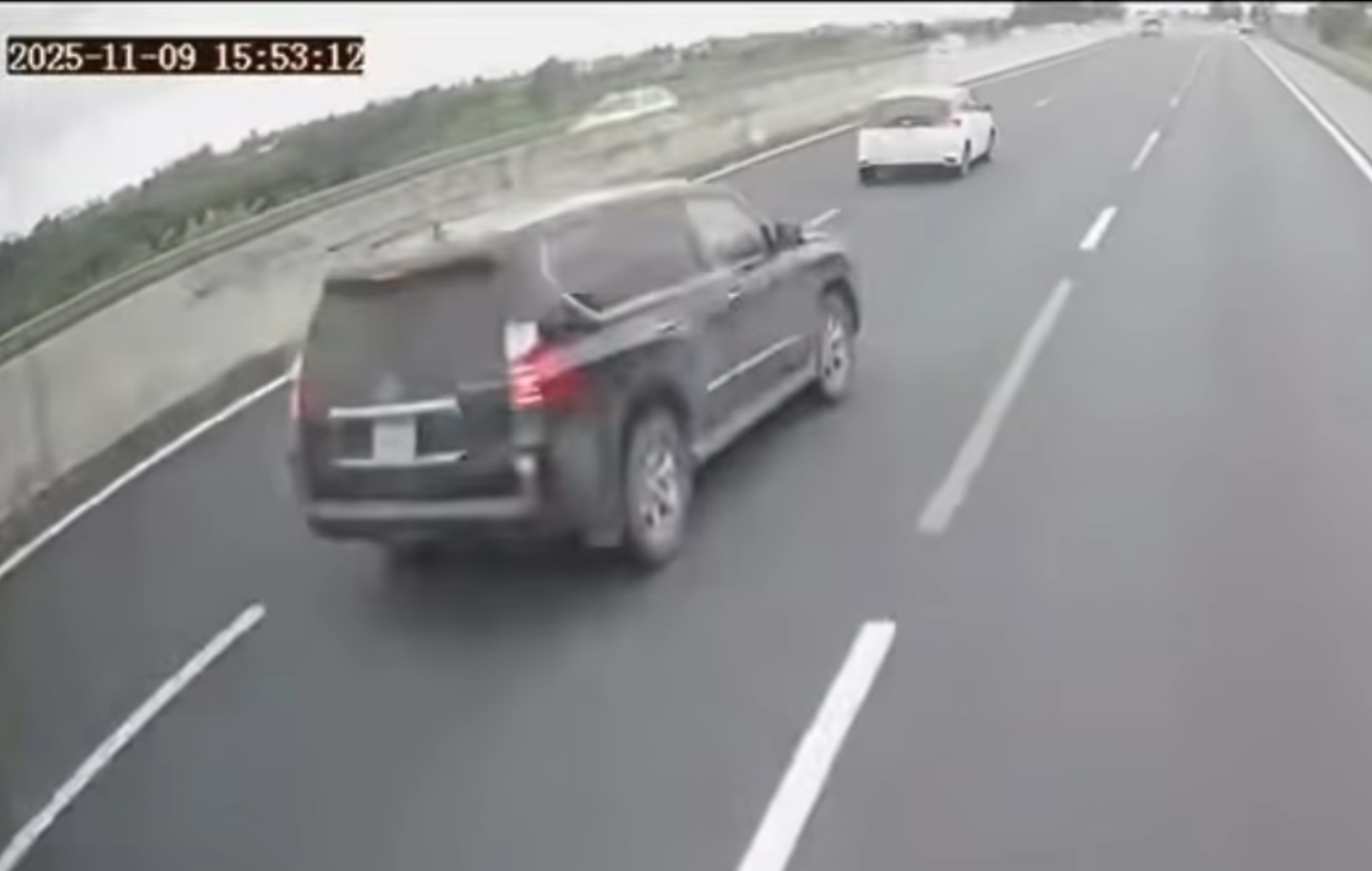 Lexus lật trên cao tốc Hà Nội - Hải Phòng vì đánh lái tránh xe khác