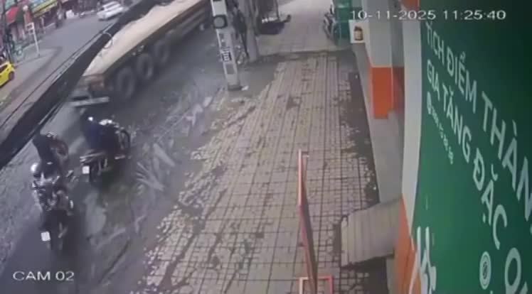 Va chạm với xe đầu kéo, người phụ nữ đi xe đạp tử vong