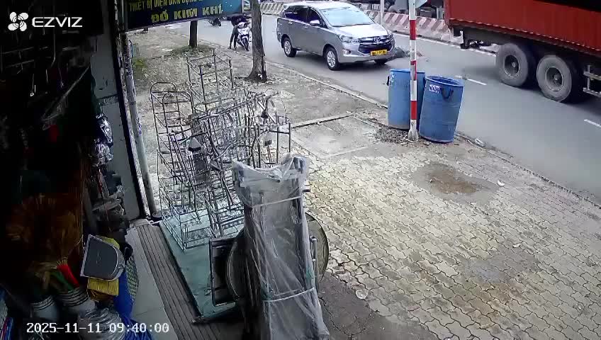 Bình Dương cũ: Nam shipper tử vong sau va chạm với xe container