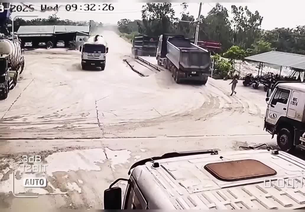 Người đàn ông đi bộ trong sân bãi, bị xe bồn cán tử vong