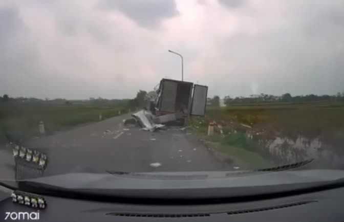 Xe buýt vượt trái, tông vào hông xe tải đang chạy ngược chiều