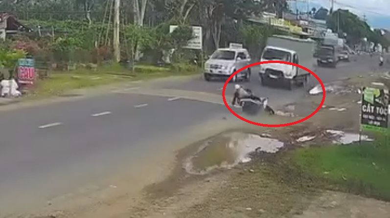 Xe tải vượt trái, lấn làn, suýt gây tai nạn cho người đi đường