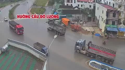 Va chạm giữa xe máy sang đường đúng lúc xe đầu kéo lên dốc đi tới