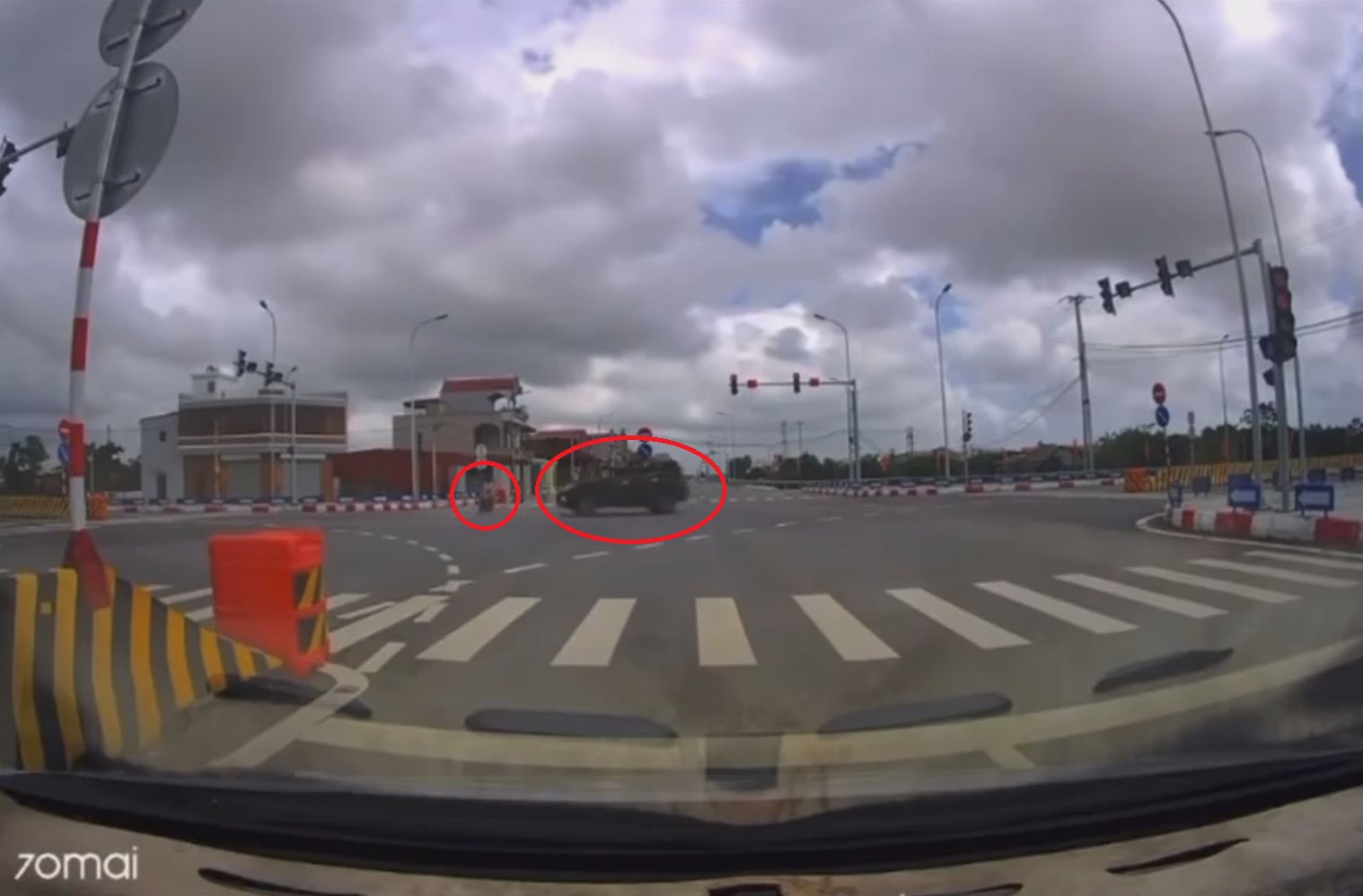 Vượt đèn đỏ với tốc độ cao, người lái xe máy bị hất văng lên trời sau cú va chạm với xe ô tô tại ngã tư