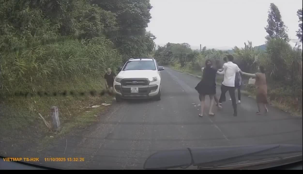 Va chạm ô tô khi đi qua khúc cua, nhóm người ẩu đả ngay trên đường