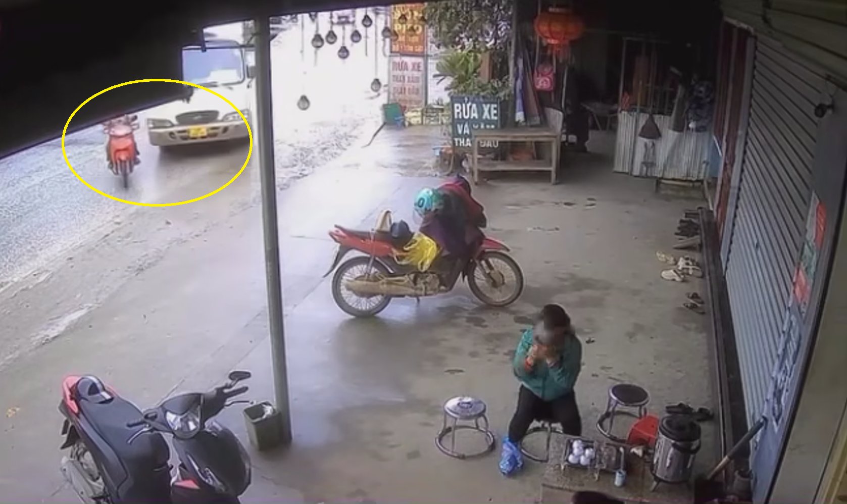 Cú đánh lái 'thần sầu' của tài xế xe khách 16 chỗ giúp thoát khỏi va chạm với người đi xe máy