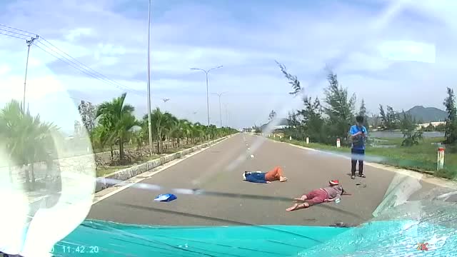 Bất ngờ rẽ trái mà không quan sát, xe máy va chạm với ô tô đang đi tới