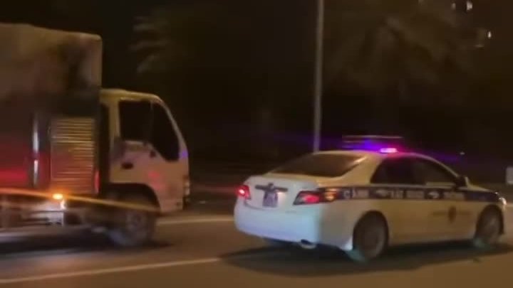 Tài xế xe tải liều mình chạy trốn khỏi sự truy đuổi của cảnh sát giao thông
