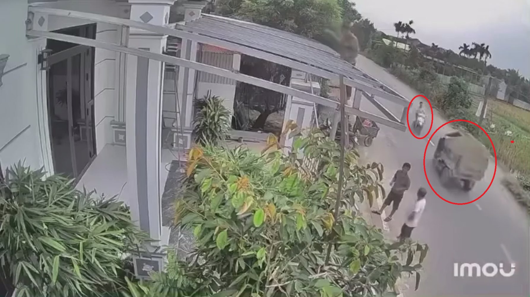 Thái Bình: Thanh niên lái xe máy không đội mũ bảo hiểm tử vong sau va chạm với xe chở cát đi sai làn