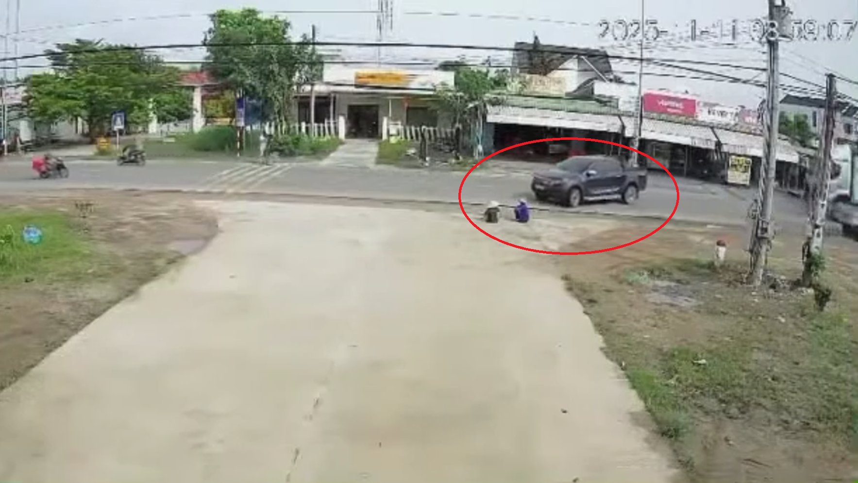 Lái xe sang đường đâm trúng hai người phụ nữ đang ngồi khiến 1 người tử vong