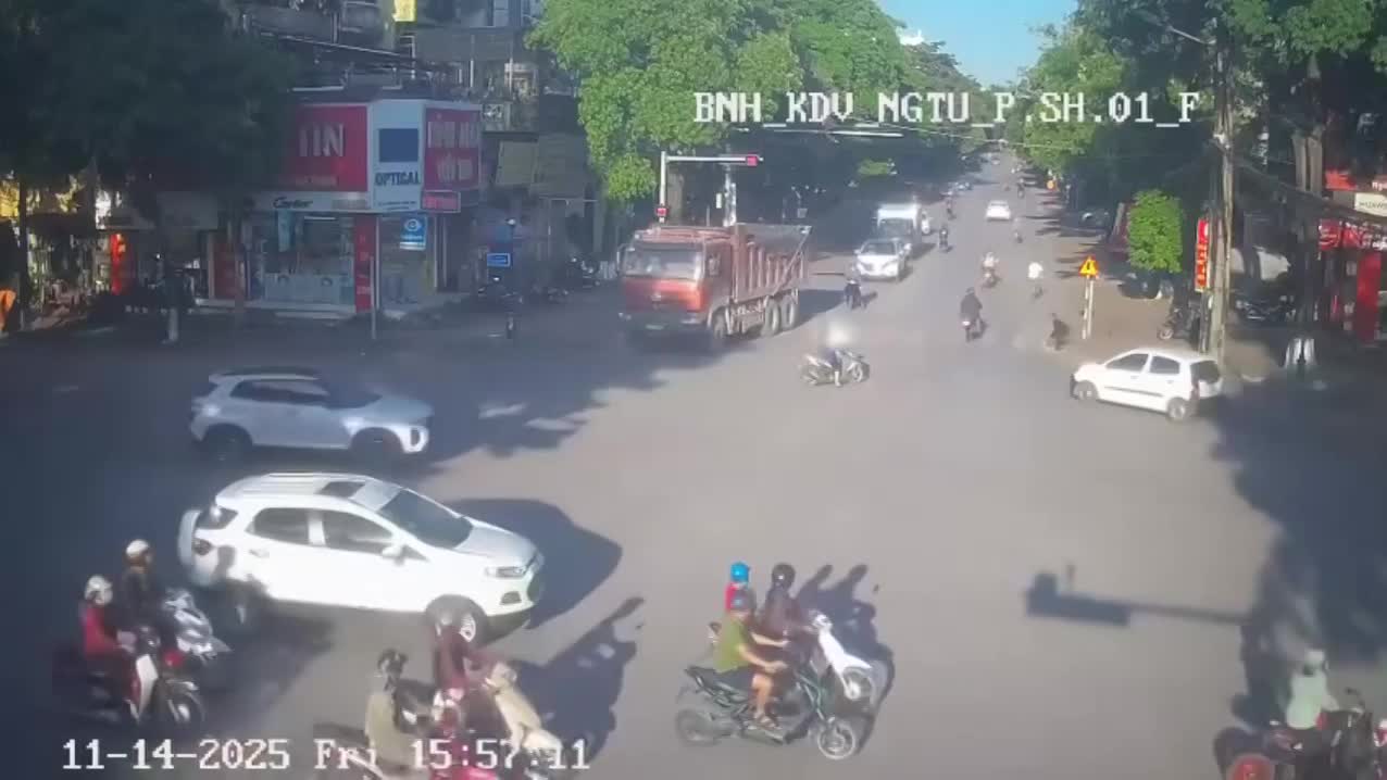 Rẽ trái mà không quan sát, người đàn ông đi xe máy bị xe tải cán tử vong