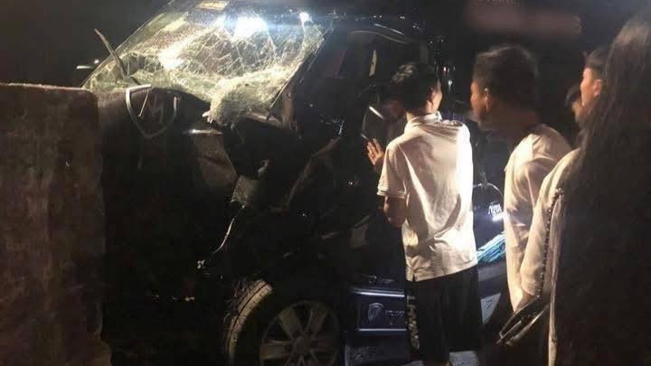 Đâm vào dải phân cách, tài xế lái xe limosine tử vong