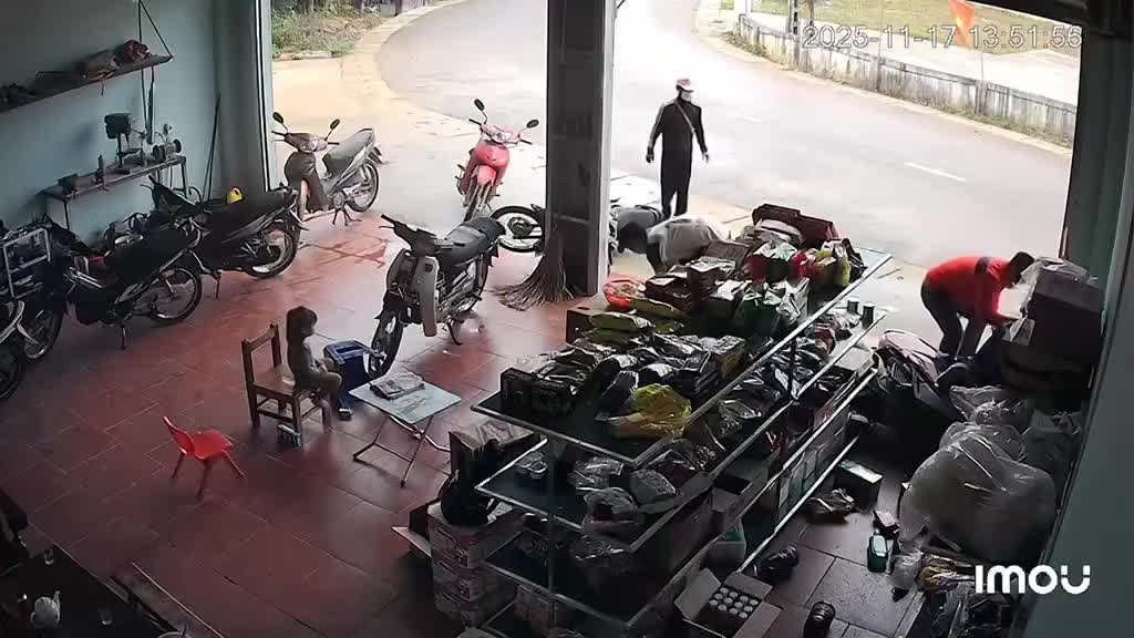 Xe máy rẽ vào khúc cua, tông vào người đang đứng trên vỉa hè