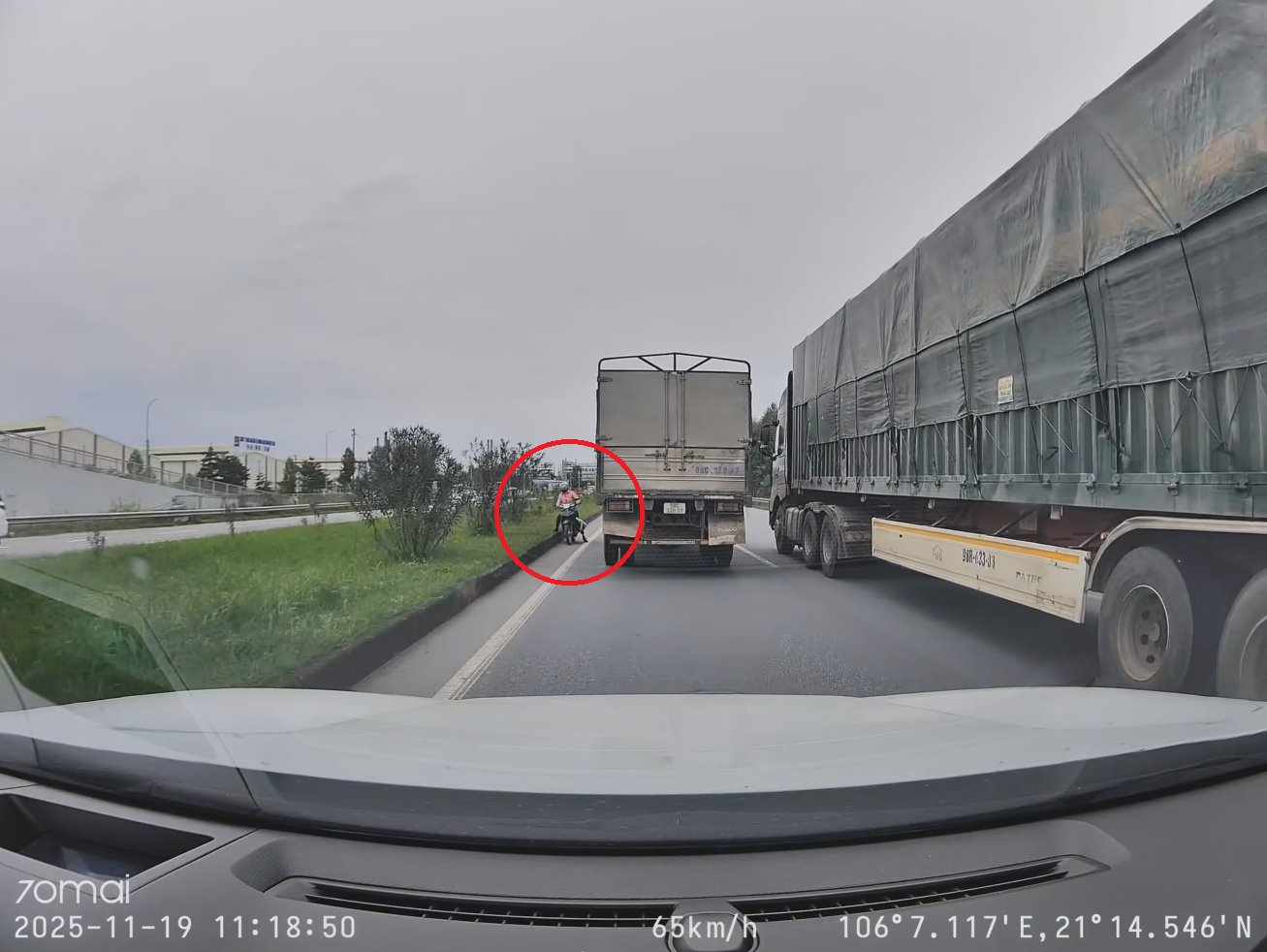 Người phụ nữ lái xe máy đi ngược chiều trên cao tốc Hà Nội - Bắc Giang