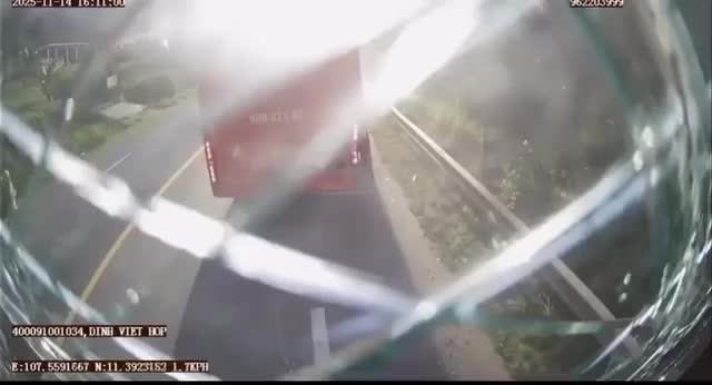 Tông vào đuôi xe khách, tài xế phải đền... hơn 1 tỷ đồng