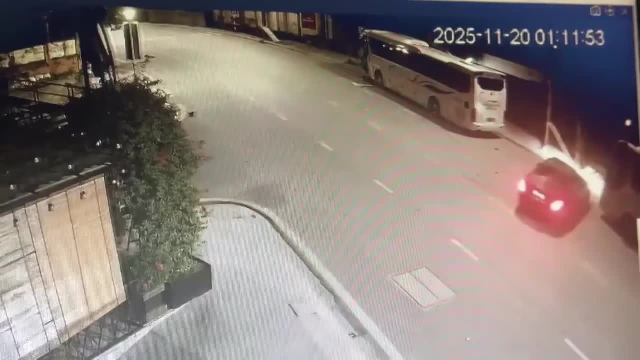 Maybach phóng nhanh, tông vào xe khách đang đậu ven đường, hất tung cả cửa xe