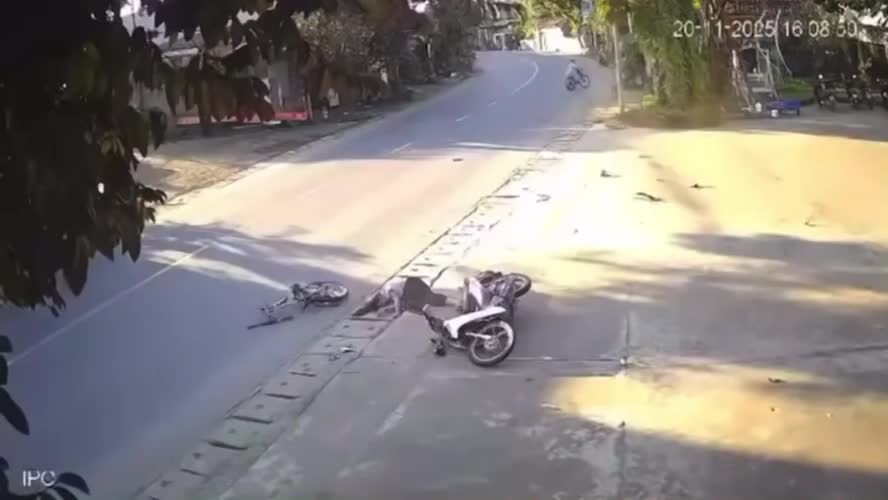 Thanh niên lái xe ẩu tông trúng bé gái đi xe đạp ở chiều ngược lại khiến cả hai bị thương nặng