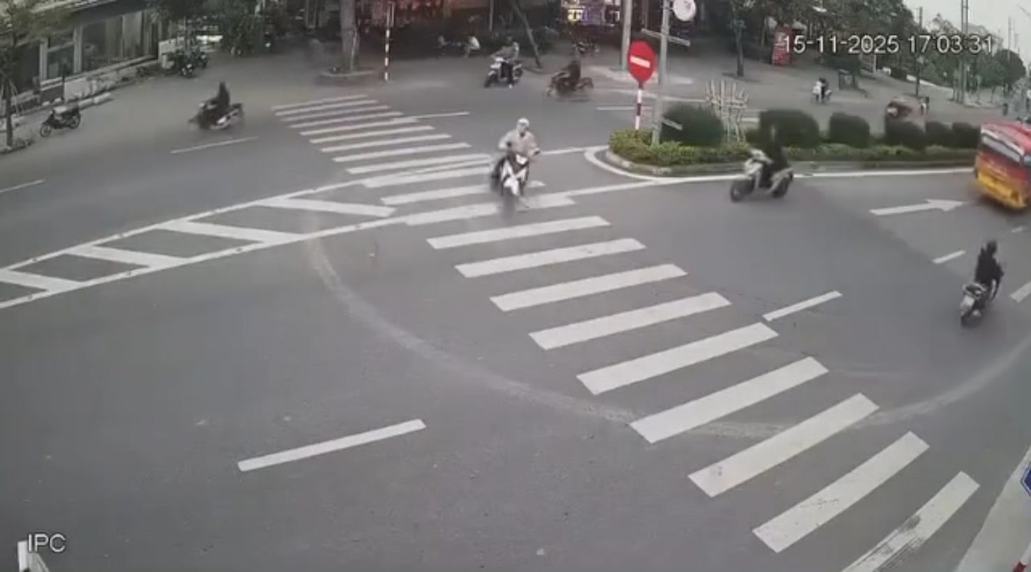Đi ngược chiều với tốc độ cao, hai người đi xe máy nguy kịch
