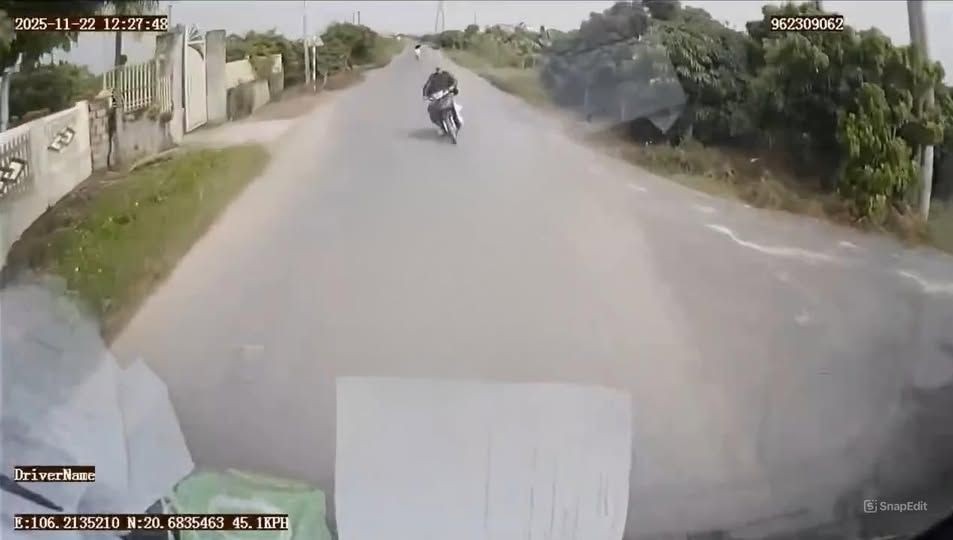 Thanh niên lái xe máy tông trực diện vào ô tô chạy làn đối diện