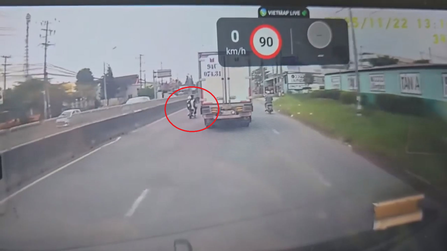 Nhập làn không quan sát, hai học sinh đi xe điện va vào xe tải, ngã ra đường