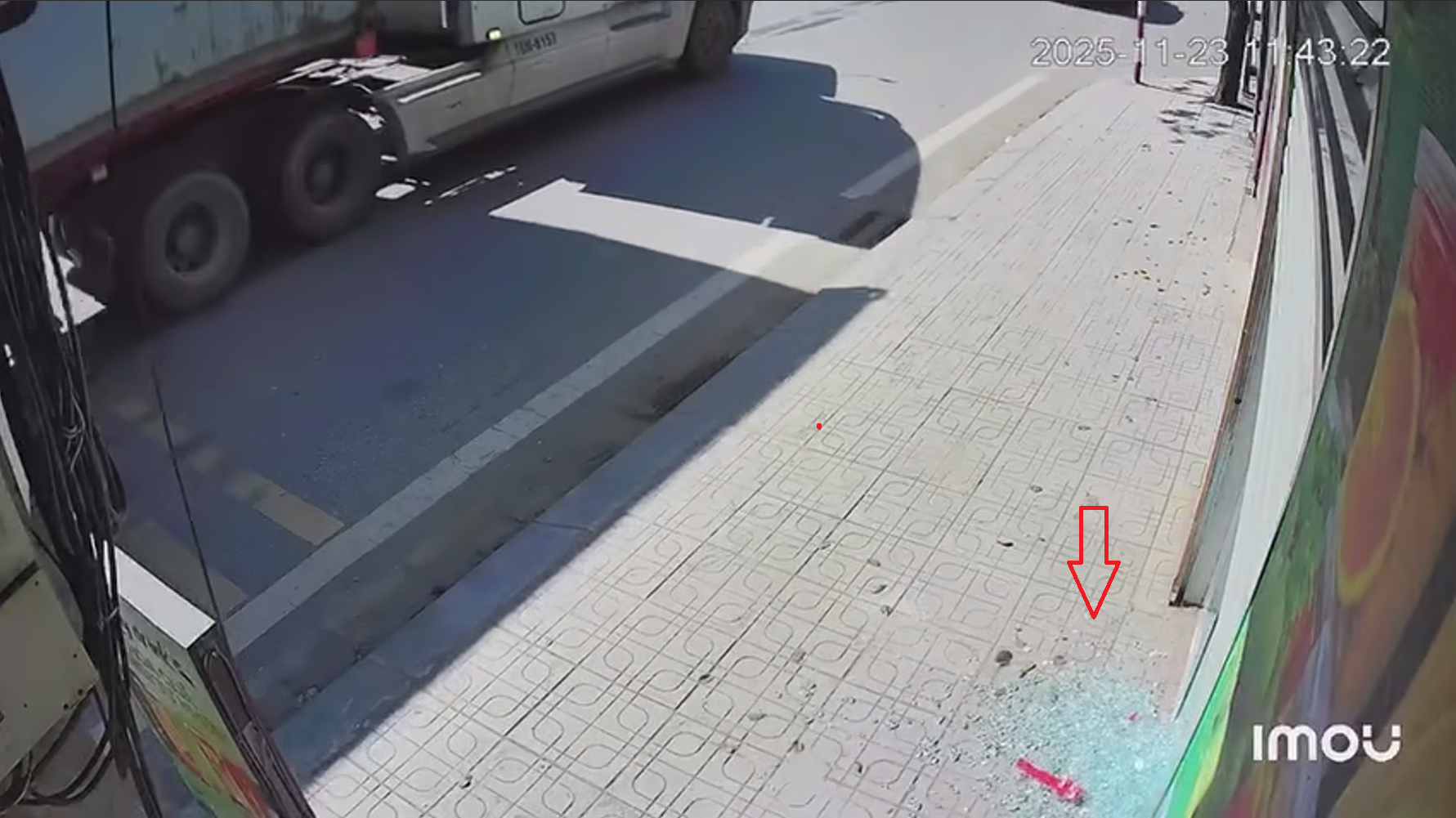 Xe con đi qua cán phải viên sỏi rơi dưới mặt đường, bắn lên vỡ tan cửa kính