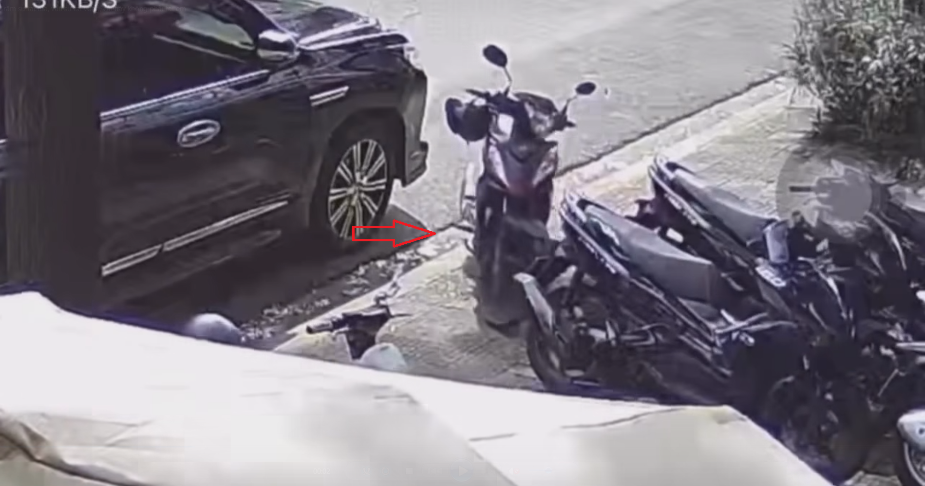 Gió thổi khiến xe máy lùi về sau, va vào ô tô đỗ ven đường