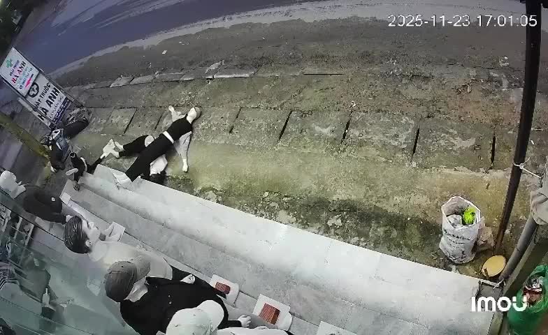 Xe máy phóng nhanh tông vào vỉa hè ngã ra đường, hai em bé đang chơi trên vỉa hè may mắn né kịp