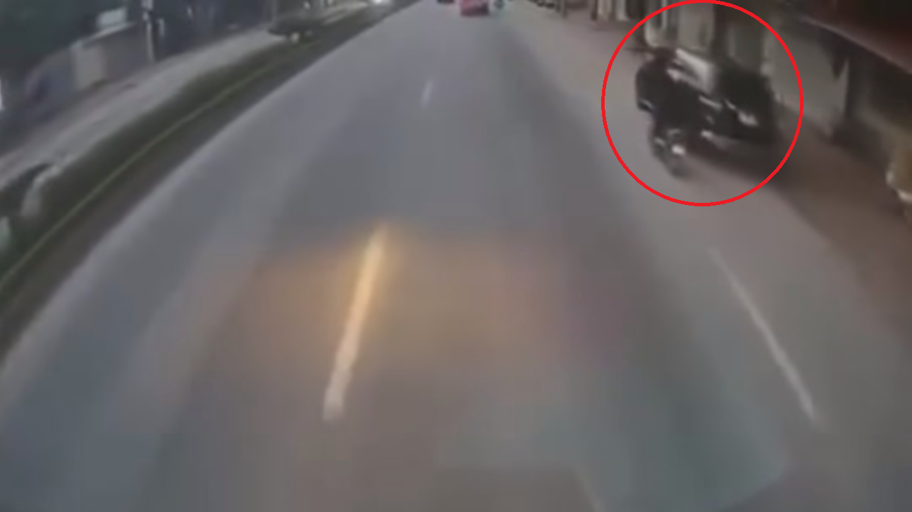 Va trúng cửa ô tô mở bất ngờ, người đi xe máy ngã xuống đường, bị container cán tử vong