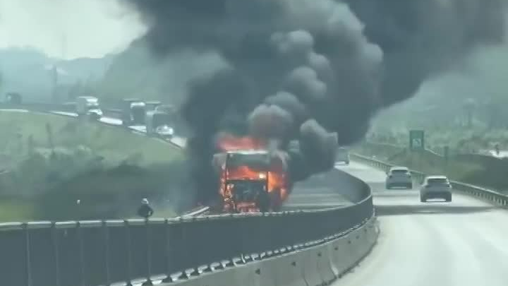 Cháy xe container trên cao tốc Mai Sơn