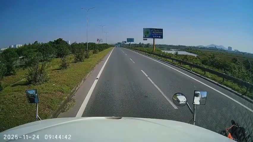 Hà Nội - Bắc Ninh: Tài xế xe container xử lý nhanh, tránh tai nạn giao thông nghiêm trọng