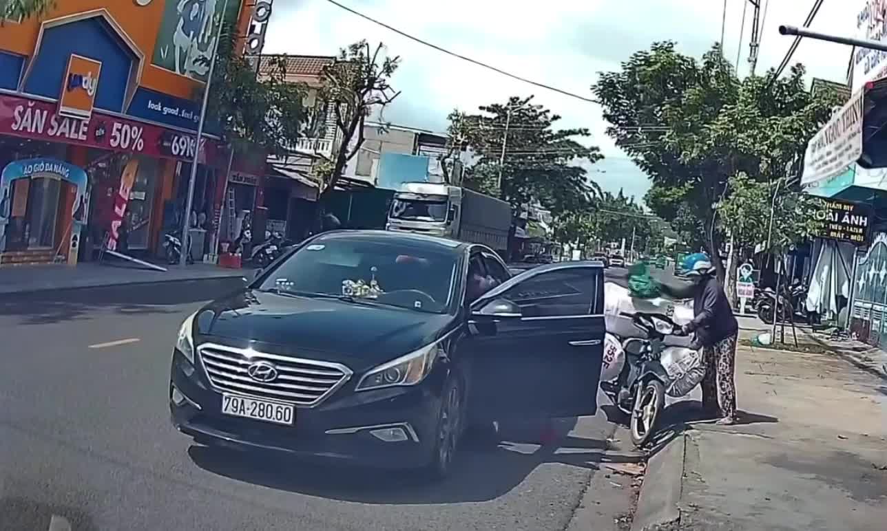 Tài xế ô tô con ngang nhiên đỗ xe ở làn đường ngược chiều rồi xuống xe xử lý việc riêng