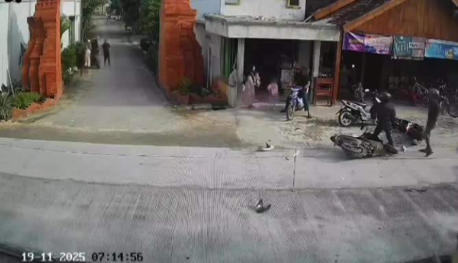 Tránh em bé đang chơi ven đường, hai xe máy húc nhau, văng ra xa