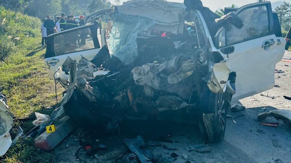 Va chạm giữa xe ô tô con và xe ben khiến 4 người tử vong