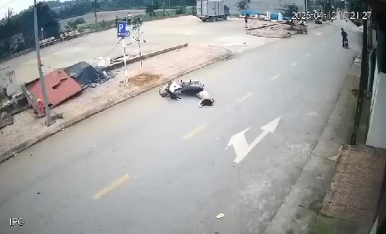 Người phụ nữ đi xe máy ngã xuống đường sau va chạm với chó thả rông
