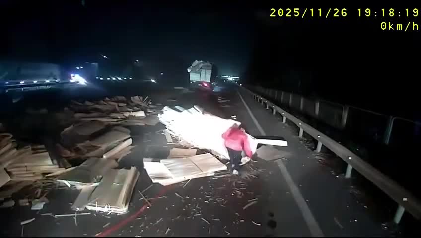 Chở hàng quá khổ đi qua gầm cầu trên cao tốc Hà Nội - Thái Nguyên (khu vực cầu vượt Điềm Thuỵ, hướng đi Hà Nội)