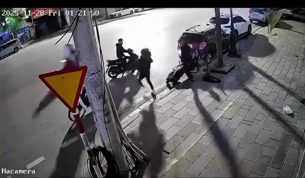 Phóng nhanh trên đường, 'báo thủ' đâm trực diện vào xe ô tô con đang đỗ ven đường giữa đêm khuya