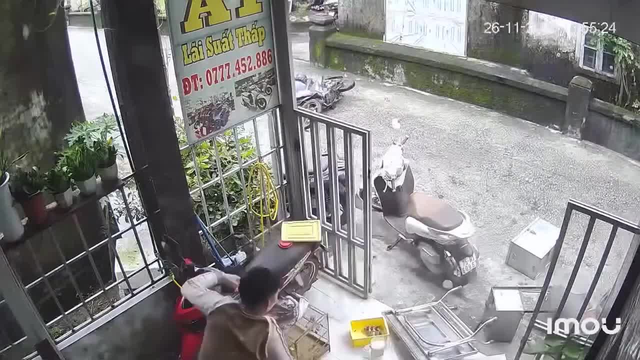 Ngồi trong nhà, người đàn ông vô tình bị ảnh hưởng lây bởi cú va chạm giữa hai xe máy